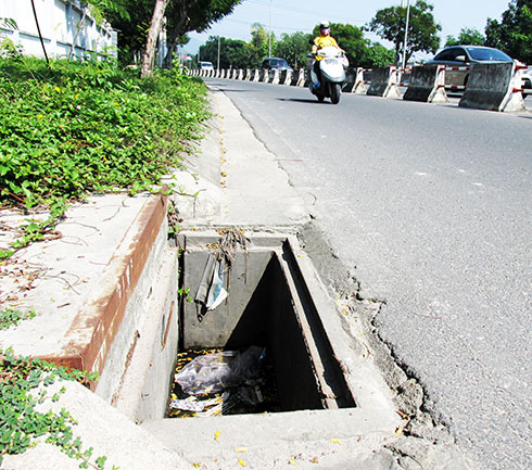 Nhiều nắp cống thoát nước bị mất