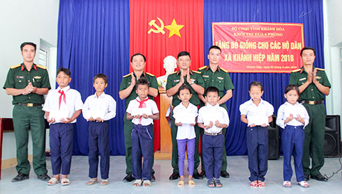 Bộ Chỉ huy Quân sự tỉnh trao học bổng cho học sinh nghèo xã Khánh Hiệp.
