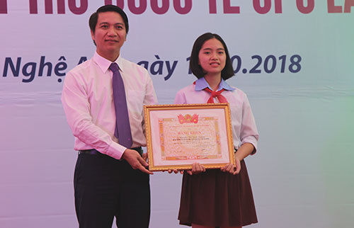 Em Nguyễn Thị Bạch Dương nhận phần thưởng tại buổi lễ. Ảnh: Nguyễn Hải (vnexpress)
