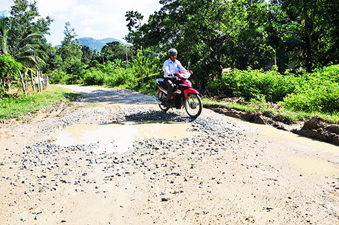 Xã Sơn Tân: Nhiều đoạn đường xuống cấp