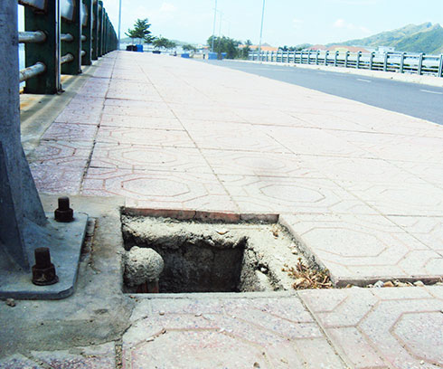 Hố trên hành lang cầu