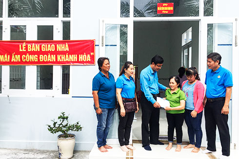 Liên đoàn Lao động tỉnh: Bàn giao 10 mái ấm cho đoàn viên