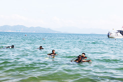 Hướng dẫn các kỹ năng, phương pháp lặn cứu hộ trên biển Nha Trang.