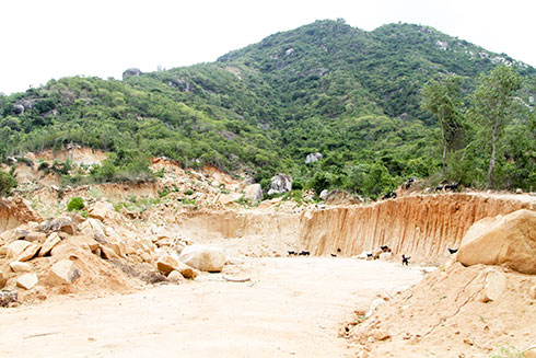 Một góc núi Hòn Rồng (xã Cam Phước Đông) bị khai thác trái phép.