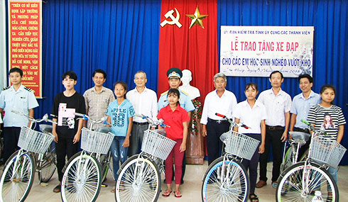 Ủy ban Kiểm tra Tỉnh ủy cùng các thành viên trong nhóm giúp đỡ xã Sơn Hiệp  (huyện Khánh Sơn) trao tặng xe đạp cho học sinh nghèo vượt khó.