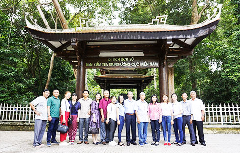 Đoàn cán bộ Ủy ban Kiểm tra Tỉnh ủy thăm Bia Di tích lịch sử Ban Kiểm tra Trung ương Cục miền Nam tháng 7-2018.