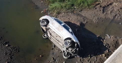 Tài xế ngủ gục, taxi 4 chỗ lao xuống sông Quán Trường