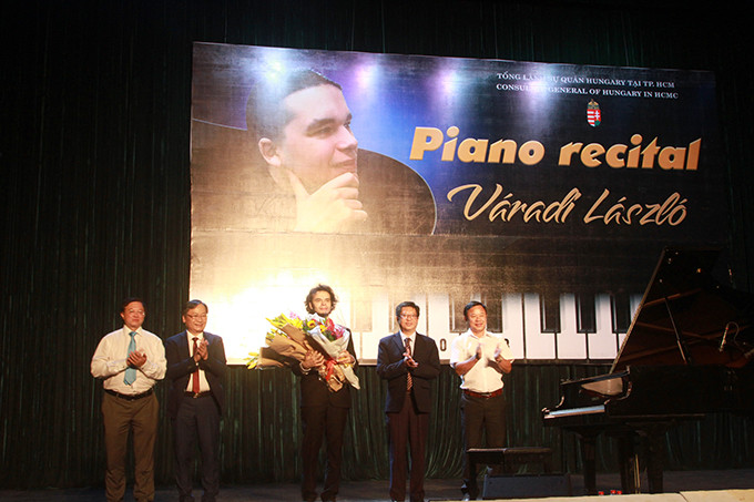 Khanh Hoa’s leaders congratulating Váradi László on success of his performance 