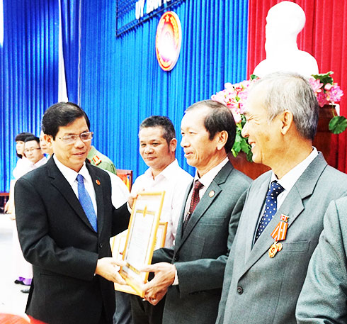 Đồng chí Nguyễn Tấn Tuân trao bằng khen của Ban Thường vụ Tỉnh ủy cho các cá nhân.