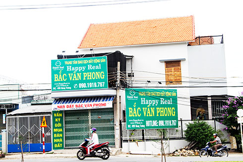 Nhiều sàn giao dịch bất động sản tại huyện Vạn Ninh đã đóng cửa, ngừng hoạt động.