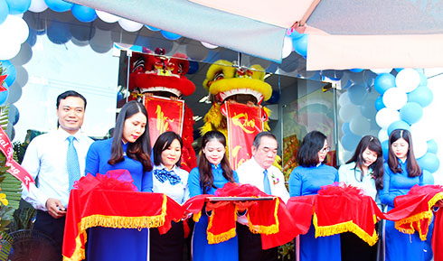 Các đại biểu cắt băng khai trương trụ sở mới  Phòng giao dịch Eximbank Quang Trung.