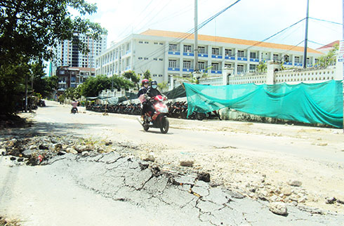 Cần tu sửa đường Thoại Ngọc Hầu