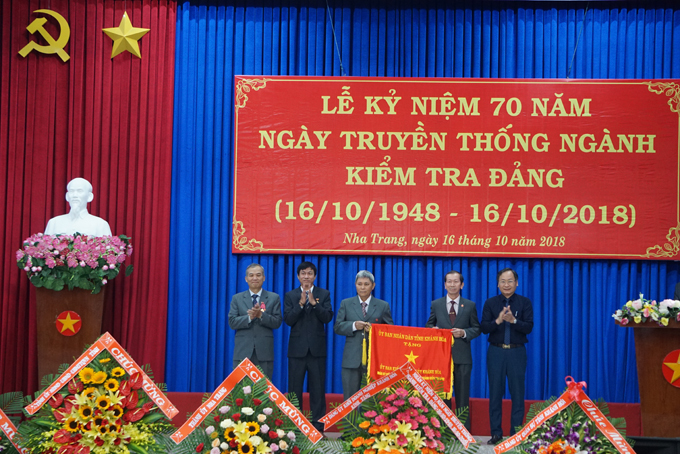 Ông Nguyễn Đắc Tài (bìa phải) trao Cờ thi đua cho lãnh đạo Ủy ban Kiểm tra Tỉnh ủy.