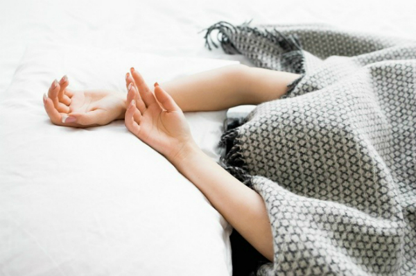Thói quen trùm kín đầu khi ngủ có thể dẫn đến nhiều nguy cơ gây hại sức khỏe. Ảnh: GST