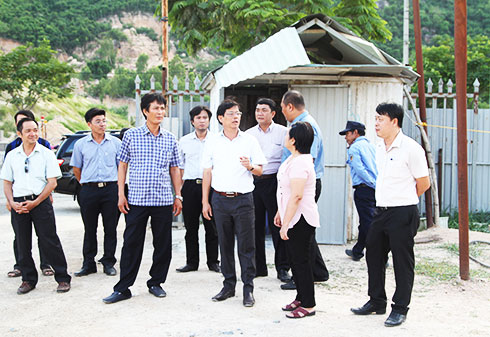 Đồng chí Nguyễn Tấn Tuân kiểm tra tại dự án Khu nhà ở Phước Đồng.