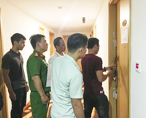 Công an yêu cầu đại diện khách sạn Bavico phá khóa giải cứu 4 người bị nhốt trong căn hộ 1.907. 