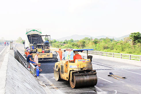 Sửa chữa hư hỏng trên Quốc lộ 1, đoạn qua địa bàn huyện Vạn Ninh.