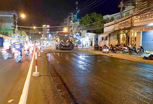 Thảm bê tông nhựa vào buổi tối tại Quốc lộ 1C đoạn qua  địa bàn phường Vĩnh Phước, TP. Nha Trang.
