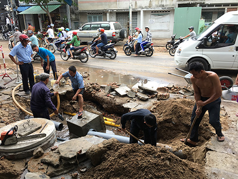 Công ty Cổ phần Cấp thoát nước Khánh Hòa khắc phục sự cố vỡ ống nước trên đường Nguyễn Trãi