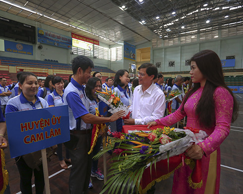 Đồng chí Nguyễn Tấn Tuân tặng hoa cho các đơn vị.