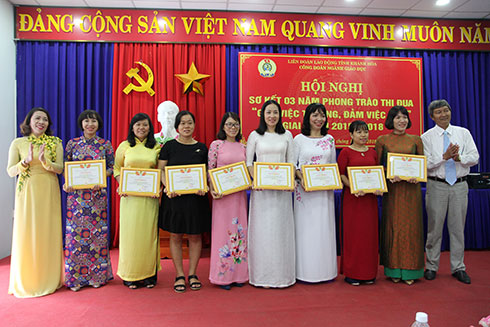 Sơ kết phong trào "Giỏi việc trường, đảm việc nhà"