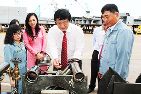 Đồng chí Trần Sơn Hải tham quan các sản phẩm trong hội thi.