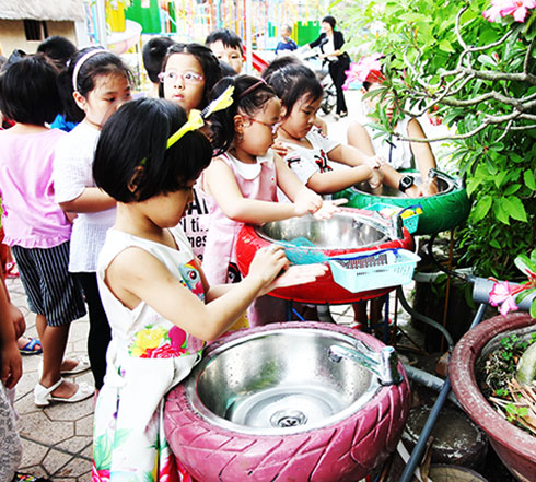 Học sinh Trường Mầm non Hương Sen tập rửa tay.