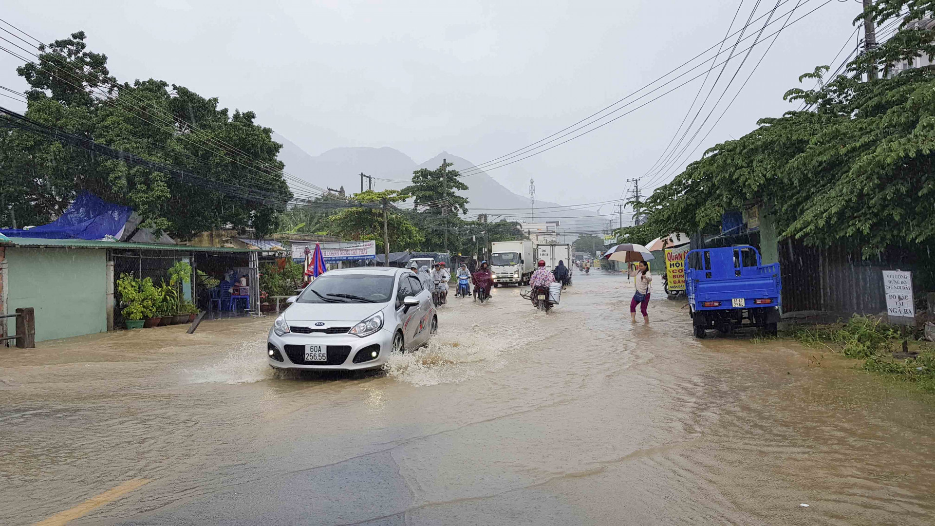 Đường Nguyễn Xiển gần khu chung cư An Thịnh bị ngập cục bộ.