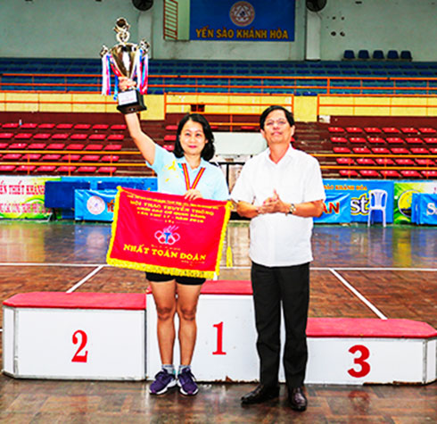 Đồng chí Nguyễn Tấn Tuân trao cờ nhất toàn đoàn cho đơn vị đạt giải.