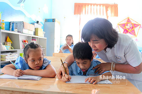 Cô Phan Thị Sen yêu thương học trò bằng cả trái tim.
