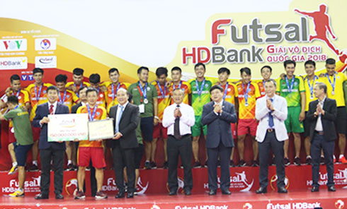 Các cầu thủ đội bóng Sanatech Sanest Khánh Hòa nhận huy chương bạc  giải vô địch quốc gia 2018 (nguồn:bongdadoisong).   