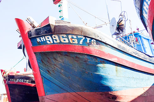 Tàu cá KH 99667 TS của chủ tàu Nguyễn Cư Anh lên ụ sửa chữa từ ngày 24-9.  (Ảnh do Chi cục Thủy sản cung cấp) 