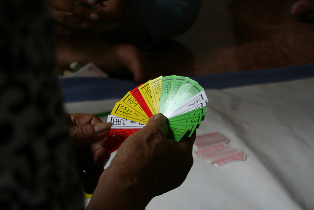 Bắt quả tang 10 phụ nữ đánh bạc