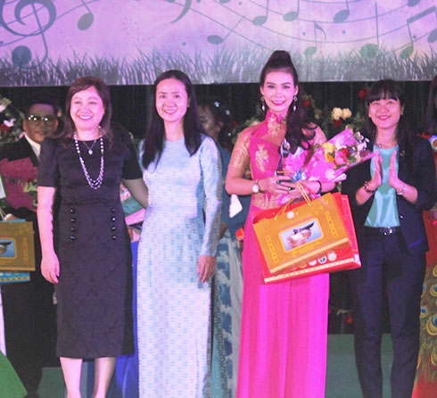 Ban tổ chức trao giải nhất cho thí sinh.