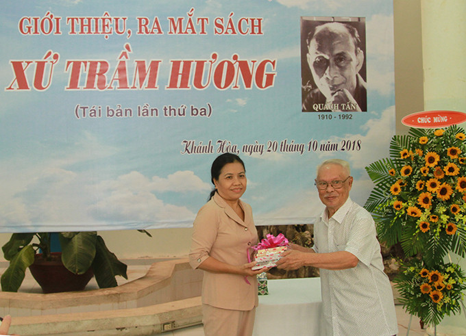 Quach Giao giving late writer Quach Tan’s books to Khanh Hoa Library
