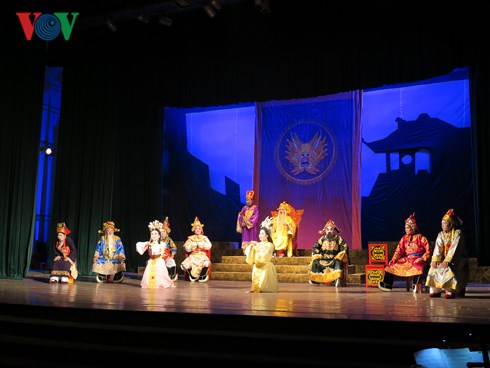 Nhà hát tuồng Nguyễn Hiển Dĩnh Đà Nẵng mở màn liên hoan với vở diễn Rực lửa hoàng cung.