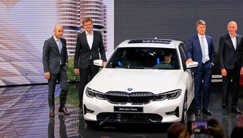 Các quan chức cấp cao của BMW trong lần ra mắt series 3 thế hệ mới tại triển lãm Paris. Ảnh: Carscoops. 