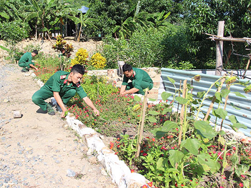 Các chiến sĩ Đại đội Công binh 19 chăm chút  cảnh quan trong doanh trại.  