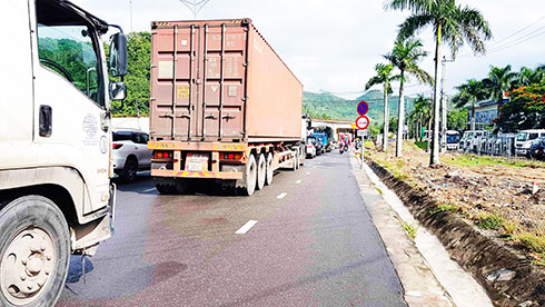 Xe tải bị hỏng, ùn tắc kéo dài tại khu vực nút giao đèo Rù Rì