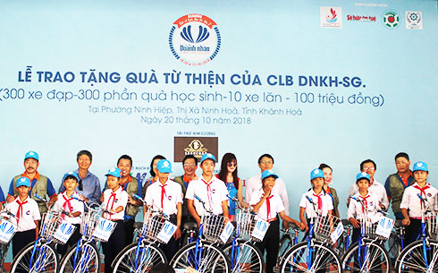 Thành viên câu lạc bộ trao 300 xe đạp cho học sinh nghèo ở Ninh Hòa.