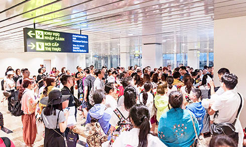 Hành khách chờ làm thủ tục tại Nhà ga hành khách quốc tế Cảng hàng không quốc tế Cam Ranh.