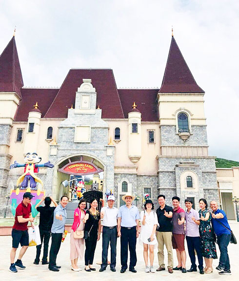 Đoàn đại biểu du lịch Ninh Bình thăm Vinpearl Nha Trang.