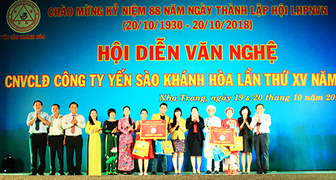 Leaders of Khanh Hoa Salanganes Nest Company and representatives offering awards to first-prize winner