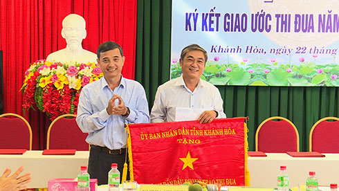 Đơn vị xuất sắc được nhận cờ thi đua của UBND tỉnh Khánh Hòa.