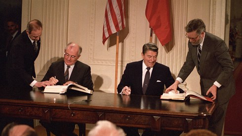 Cựu Lãnh đạo Liên Xô Mikhail Gorbache và cựu Tổng thống Mỹ Ronald Reagan ký kết INF vào ngày 8/12/1987. (Ảnh: Reuters)