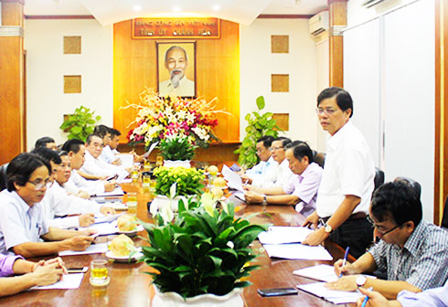 Đồng chí Nguyễn Tấn Tuân phát biểu chỉ đạo tại cuộc họp.