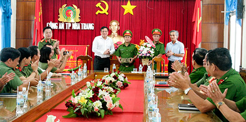 Lãnh đạo TP. Nha Trang chúc mừng Ban chuyên án.