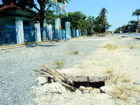 Hố trước cổng trường