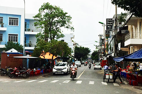 Đường Tô Vĩnh Diện được sử dụng một phần diện tích vỉa hè để buôn bán.