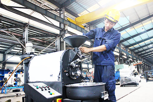 Lắp ráp máy chế biến cà phê tại Công ty Cổ phần Cơ khí Vina Nha Trang.